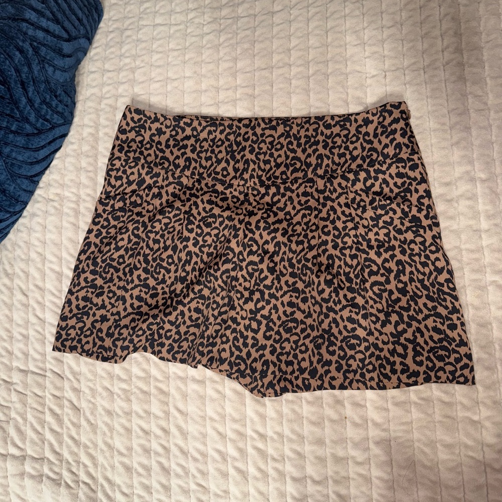 Ann Taylor LOFT Leopard print dressy shorts 8